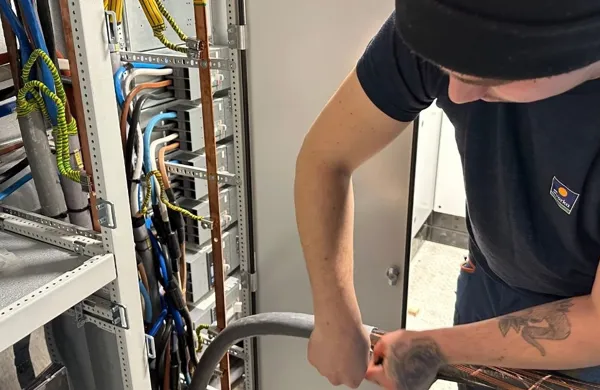Hva får du som lærling i Svorka? Emil_elektriker_strømskap