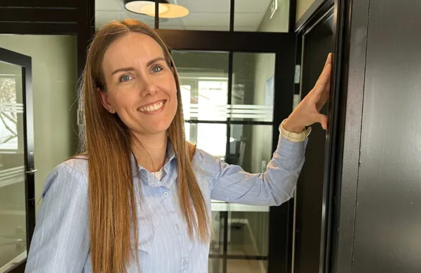 Monter tetningslister rundt vinduer og dører Siljes strømsparetips - tetningslister.png