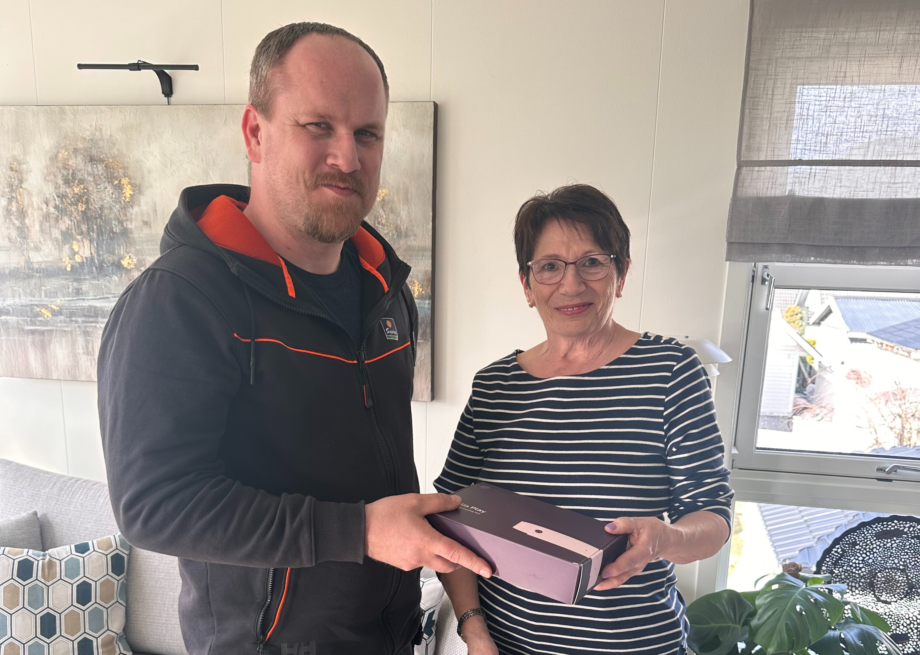 Leif Ole med fornøyd kunde.jpg