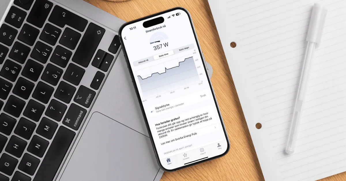 illustrasjonsbilde. En mobil ligger på et arbeidsbord. PC og notatblokk med penn ligger under. Skjermen er på og viser en graf.