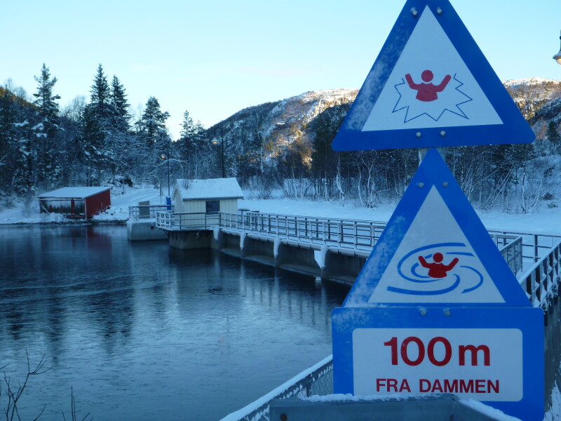 Hva betyr skiltene i og ved kraftverk og demninger.png
